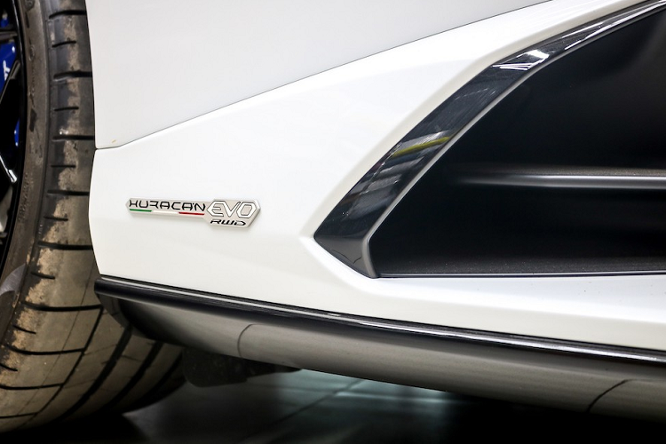 Tương tự như Lamborghini Huracan EVO, phiên bản dẫn động cầu sau có thêm chế độ Ego mới cho phép người lái xe thay đổi cài đặt lái xe theo sở thích của riêng họ. Sức mạnh của siêu xe Lamborghini Huracan EVO dẫn động cầu sau chỉ được truyền đến bánh sau thông qua hộp số tự động ly hợp kép 7 cấp, nhờ đó, Lamborghini Huracan EVO RWD đầu tiên về Việt Nam có thể tăng tốc từ vị trí xuất phát lên 100 km/h trong thời gian 3,2 giây trước khi đạt tốc độ tối đa 325 km/h.