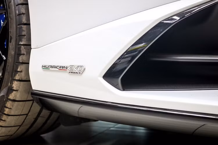 Tương tự như Lamborghini Huracan EVO, phiên bản dẫn động cầu sau có thêm chế độ Ego mới cho phép người lái xe thay đổi cài đặt lái xe theo sở thích của riêng họ. Sức mạnh của siêu xe Lamborghini Huracan EVO dẫn động cầu sau chỉ được truyền đến bánh sau thông qua hộp số tự động ly hợp kép 7 cấp, nhờ đó, Lamborghini Huracan EVO RWD đầu tiên về Việt Nam có thể tăng tốc từ vị trí xuất phát lên 100 km/h trong thời gian 3,2 giây trước khi đạt tốc độ tối đa 325 km/h.