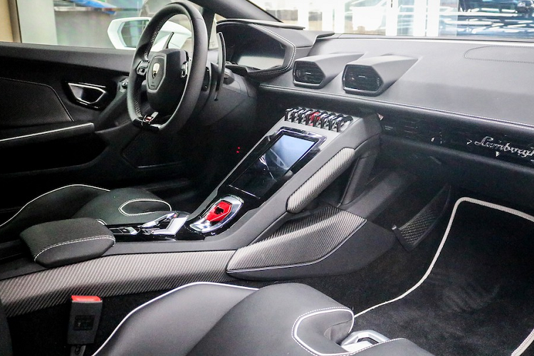 Mở cửa bước vào trong khoang lái , siêu xe Lamborghini Huracan EVO RWD độc nhất dải đất hình chữ S hiện nay có ghế ngồi dạng đua với phần khung hoàn toàn từ sợi carbon kết hợp thêm da cao cấp cùng điểm nhấn chính là dây an toàn đua và dòng chữ Huracan EVO màu trắng trên lưng ghế. Xe còn có nhiều chi tiết hoàn thành màu trắng và cả sợi carbon để tạo điểm nhấn ở ngoại hình. Lamborghini Huracan EVO RWD có nội thất mới với điểm nhấn chính là việc khoang lái xe có tích hợp thêm màn hình giải trí có kích thước lên đến 8,4 inch giúp người lái có thể dễ dàng thao tác 1 chạm.