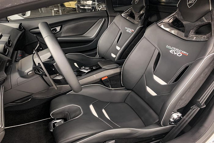 Việc lắp ống xả độ Capristo không chỉ giúp cho siêu xe Lamborghini Huracan EVO RWD độc nhất Việt Nam có âm thành đã tai hơn mà còn giúp xe giảm cân khoảng 30% so với ống xả nguyên bản, cụ thể, khẩu pháo độ này có trọng lượng chỉ 14,2 kg, nhẹ hơn 5,7 kg so với hàng "zin". So với phiên bản siêu xe Lamborghini Huracan EVO, mẫu xe Lamborghini Huracan EVO RWD có thiết kế ngoại hình rất dễ nhận ra khi hốc gió trước được tích hợp thêm 2 thanh chia gió đặt góc xéo, cản va trước cũng được thiết kế lại để nhận biết so với bản dẫn động 4 bánh, ngoài ra, phần cản va sau cũng sửa đổi nhẹ thiết kế.