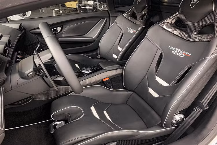 Việc lắp ống xả độ Capristo không chỉ giúp cho siêu xe Lamborghini Huracan EVO RWD độc nhất Việt Nam có âm thành đã tai hơn mà còn giúp xe giảm cân khoảng 30% so với ống xả nguyên bản, cụ thể, khẩu pháo độ này có trọng lượng chỉ 14,2 kg, nhẹ hơn 5,7 kg so với hàng "zin". So với phiên bản siêu xe Lamborghini Huracan EVO, mẫu xe Lamborghini Huracan EVO RWD có thiết kế ngoại hình rất dễ nhận ra khi hốc gió trước được tích hợp thêm 2 thanh chia gió đặt góc xéo, cản va trước cũng được thiết kế lại để nhận biết so với bản dẫn động 4 bánh, ngoài ra, phần cản va sau cũng sửa đổi nhẹ thiết kế.
