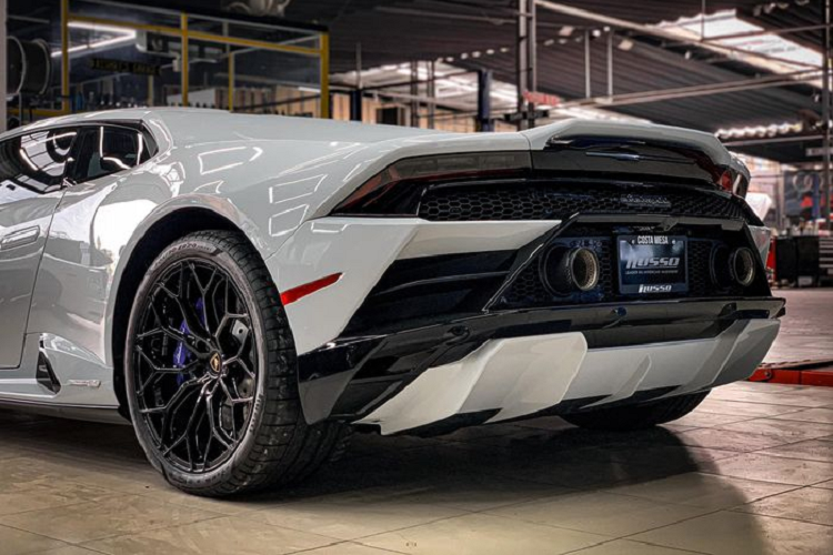 Lamborghini Huracan EVO RWD đầu tiên về nước sở hữu màu sơn trắng với các chi tiết khác được sơn đen nhám hay bộ mâm đa chấu kép của xe được sơn đen bóng kết hợp cùng kẹp phanh màu xanh dương rất nổi bật. Điểm nhấn của ngoại hình xe Lamborghini Huracan EVO RWD này còn có chi tiết tấm ốp gầm xe phía sau được sơn màu trắng thay vì đen như thường thấy.