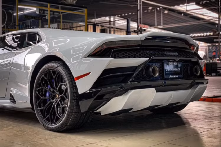 Lamborghini Huracan EVO RWD đầu tiên về nước sở hữu màu sơn trắng với các chi tiết khác được sơn đen nhám hay bộ mâm đa chấu kép của xe được sơn đen bóng kết hợp cùng kẹp phanh màu xanh dương rất nổi bật. Điểm nhấn của ngoại hình xe Lamborghini Huracan EVO RWD này còn có chi tiết tấm ốp gầm xe phía sau được sơn màu trắng thay vì đen như thường thấy.