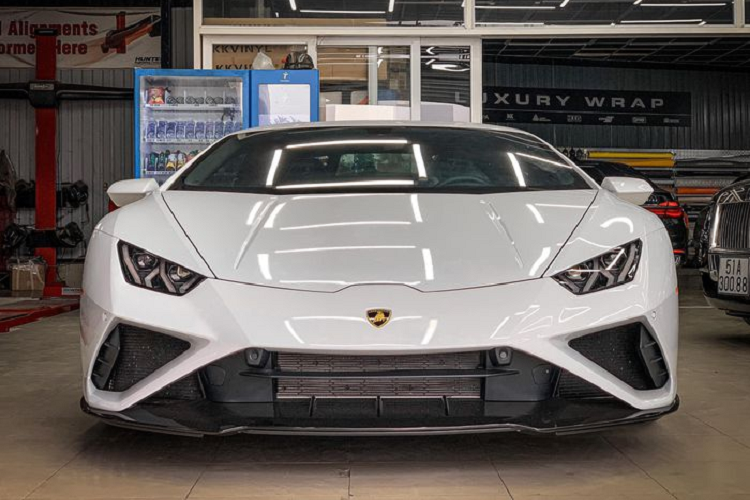 Thông tin chúng tôi có được, dù là chiếc siêu xe Lamborghini Huracan EVO thứ 2 về nước nhưng "siêu bò" trong bài viết này lại là xe đầu tiên được chủ nhân cho đăng ký biển số thành công và rất hay được mang đi dạo phố. Thậm chí, xe còn thuộc bản dẫn động cầu sau và hiện chỉ có duy nhất một xe Lamborghini Huracan EVO RWD có mặt tại dải đất hình chữ S này.