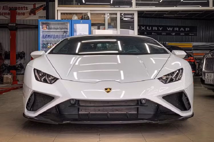 Thông tin chúng tôi có được, dù là chiếc siêu xe Lamborghini Huracan EVO thứ 2 về nước nhưng "siêu bò" trong bài viết này lại là xe đầu tiên được chủ nhân cho đăng ký biển số thành công và rất hay được mang đi dạo phố. Thậm chí, xe còn thuộc bản dẫn động cầu sau và hiện chỉ có duy nhất một xe Lamborghini Huracan EVO RWD có mặt tại dải đất hình chữ S này.