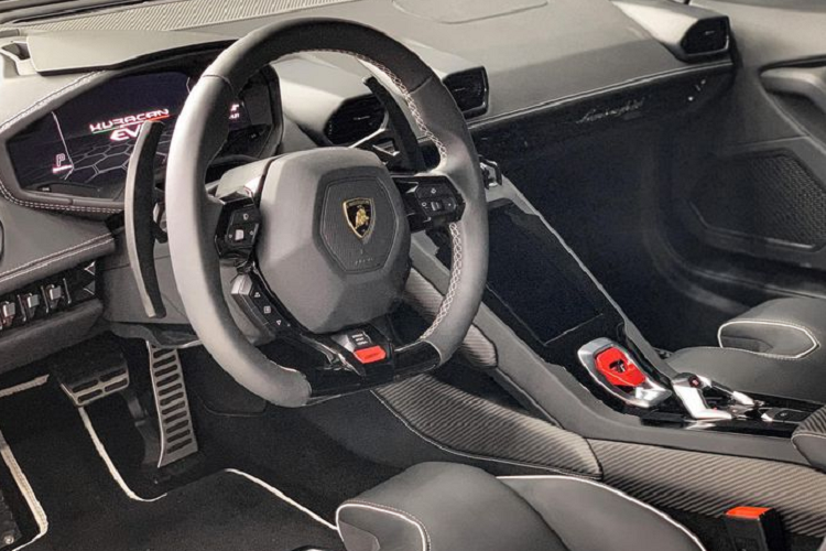 Chỉ sau vài tuần có mặt tại Việt Nam, chiếc siêu xe Lamborghini Huracan EVO bản dẫn động cầu sau độc nhất tại dải đất hình chữ S này đã được chủ nhân cho lên bộ ống xả Capristo nhằm mang đến âm thanh ấn tượng hơn so với ống xả nguyên bản cũng như giúp xe uy lực hơn mỗi khi tăng tốc trên đường phố xz