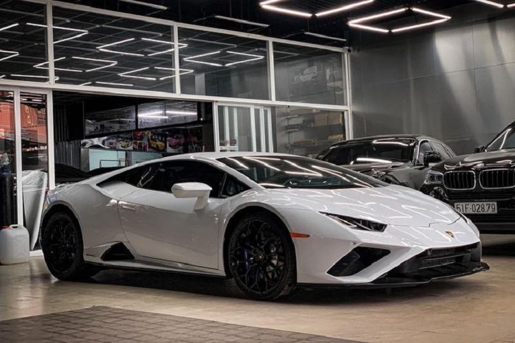 Trong số 2 chiếc siêu xe Lamborghini Huracan EVO được mang về nước chỉ có đúng duy nhất một chiếc đang lăn bánh trên đường phố, xe còn lại vẫn đang nằm im trong garage chờ khách hoặc đang đợi các thủ tục về biển số nếu như đã có người chốt mua.