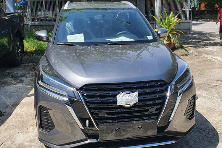 Khối động cơ này đi kèm hộp số tự động vô cấp CVT. Từ khoảng đầu tháng 3 năm nay, xe đã được các đại lý nhận đặt cọc. Giá xe Nissan Kicks 2022 dự kiến từ 650 triệu đồng. Theo đó, xe sẽ nhập khẩu nguyên chiếc từ Thái Lan với 7 tùy chọn màu sắc, bao gồm: Xanh, Vàng, Cam, Đen, Trắng, Xám và Đỏ.