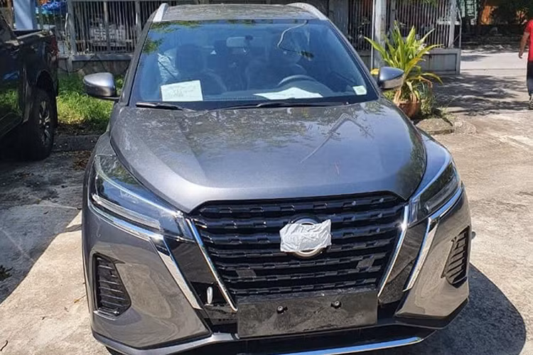 Khối động cơ này đi kèm hộp số tự động vô cấp CVT. Từ khoảng đầu tháng 3 năm nay, xe đã được các đại lý nhận đặt cọc. Giá xe Nissan Kicks 2022 dự kiến từ 650 triệu đồng. Theo đó, xe sẽ nhập khẩu nguyên chiếc từ Thái Lan với 7 tùy chọn màu sắc, bao gồm: Xanh, Vàng, Cam, Đen, Trắng, Xám và Đỏ.