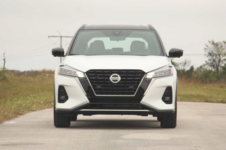 Ở phiên bản mới nhất, Nissan Kicks sở hữu kích thước dài x rộng x cao lần lượt là 4.290 x 1.760 x 1.615mm. Trục cơ sở 2.615mm và khoảng sáng gầm 175mm. Hệ thống treo trước MacPherson và treo sau thanh xoắn. Về thiết kế, Nissan Kicks 2022 mang đến cái nhìn trẻ trung, năng động với kiểu phối hai tông màu, trong đó nóc xe sẽ là màu đen.