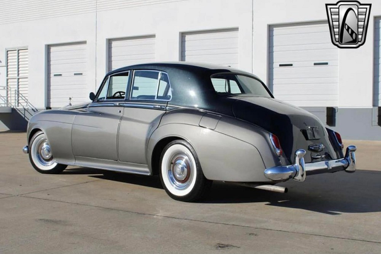 Trái tim này sẽ kết hợp hộp số tự động 4 cấp, nhờ đó, Rolls-Royce Silver Cloud đời 1956 có thể tăng tốc từ vị trí xuất phát lên 97 km/h chỉ trong khoảng thời gian 13,5 giây trước khi đạt vận tốc tối đa 166 km/h.