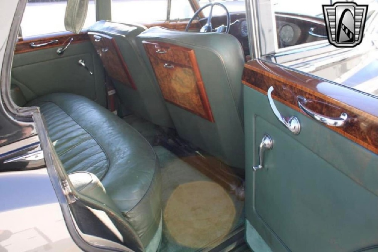 Bên trong khoang lái của xe siêu sang Rolls-Royce Silver Cloud đời 1956 sắp có mặt tại dải đất hình chữ S với ghế ngồi đã xuống cấp nghiêm trọng. Xe có nhiều chi tiết được ốp gỗ. 