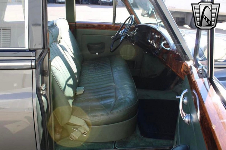 Người nhập khẩu chiếc xe siêu sang Rolls-Royce Silver Cloud với tuổi đời 66 năm về Hà Nội cho khách chia sẻ xe phải làm lại nội thất với phần da đã bong tróc sau thời gian dài có mặt trên thị trường nhưng đối với thợ lành nghề không thành vấn đề.