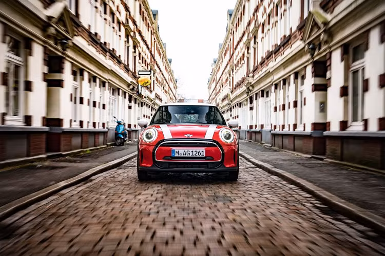 Đã 20 năm kể từ khi mẫu xe MINI được giới thiệu đến công chúng, thế hệ mới nhất trên các dòng MINI hiện nay là lời khẳng định cho giá trị cốt lõi mà thương hiệu ôtô MINI luôn hướng đến, đó là tạo nên những chiếc xe cao cấp nhất trong phân khúc cỡ nhỏ.