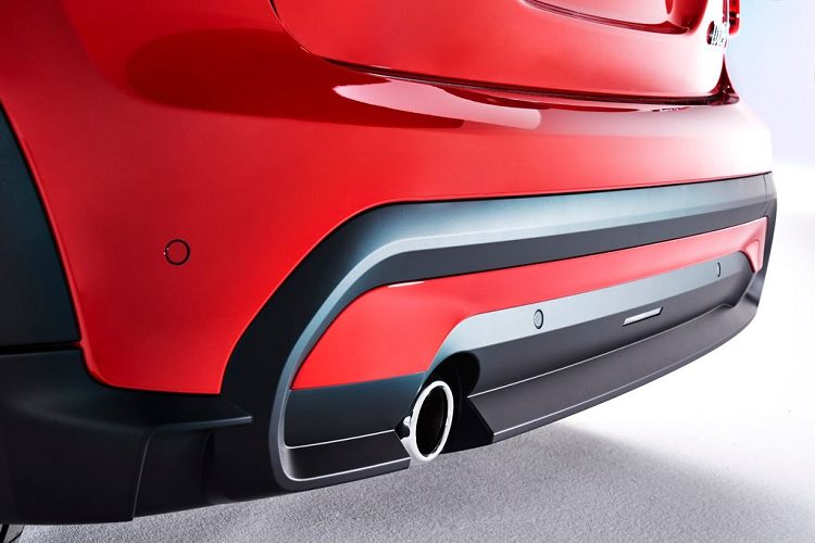 Mâm xe hợp kim nhẹ cũng được thay đổi về thiết kế trên các phiên bản MINI mới. MINI One 5-Cửa được trang bị mâm xe hợp kim nhẹ 16 inch với thiết kế Victory Spoke màu đen. Cooper Convertible sở hữu mâm xe hợp kim nhẹ 17 inch thể thao theo thiết kế Scissor Spoke (trước đây chỉ dành cho MINI Convertible SideWalk Edition), và Cooper 3-Cửa sử dụng mâm 17 inch thiết kế Rail Spoke.