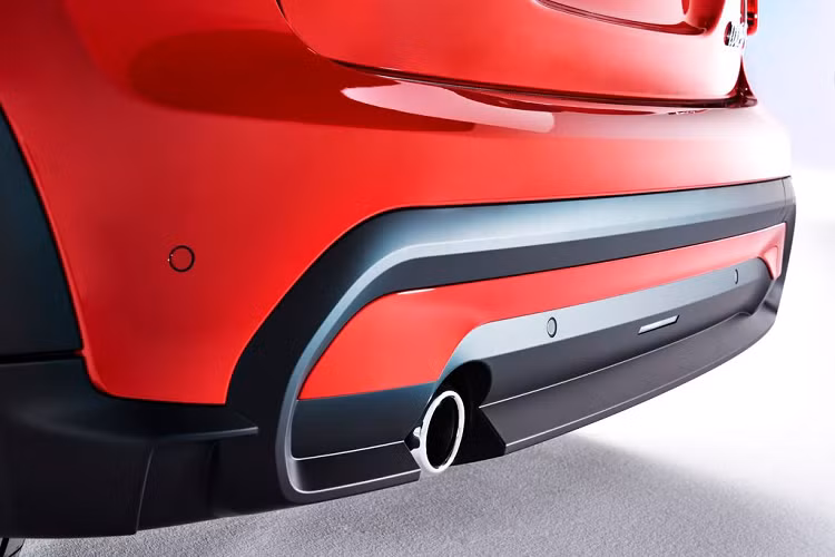 Mâm xe hợp kim nhẹ cũng được thay đổi về thiết kế trên các phiên bản MINI mới. MINI One 5-Cửa được trang bị mâm xe hợp kim nhẹ 16 inch với thiết kế Victory Spoke màu đen. Cooper Convertible sở hữu mâm xe hợp kim nhẹ 17 inch thể thao theo thiết kế Scissor Spoke (trước đây chỉ dành cho MINI Convertible SideWalk Edition), và Cooper 3-Cửa sử dụng mâm 17 inch thiết kế Rail Spoke.