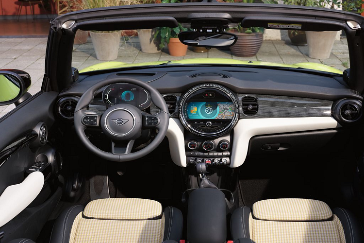 Đèn pha hình tròn đặc trưng trên các mẫu xe MINI sử dụng công nghệ LED cho tầm chiếu sáng xa và chất lượng ánh sáng tốt hơn. Đèn sương mù phía trước được thay thể bằng các cửa hút gió thẳng đứng, đóng vai trò mở cửa gió nhằm tối ưu hóa tính khí động học cho xe. Cản trước của xe có màu giống với thân xe thay vì màu đen như ở phiên bản cũ.