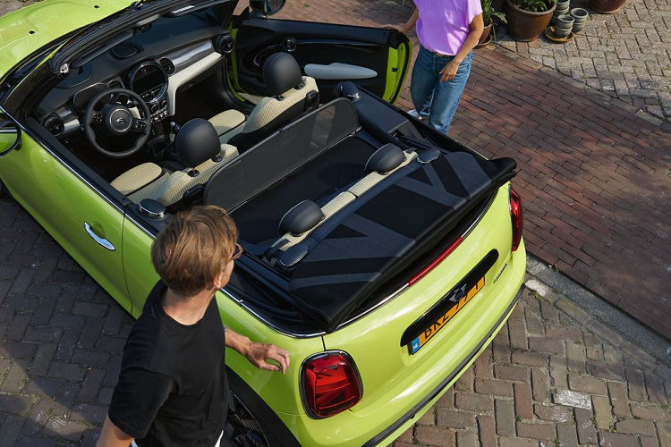 Ngôn ngữ thiết kế mới theo phong cách tối giản giúp tôn lên nét thanh lịch đặc trưng của MINI. Phần đầu xe đặc biệt ấn tượng với sự xuất hiện của lưới tản nhiệt hình lục giác đã được gia tăng kích thước cùng viền đen bao quanh.