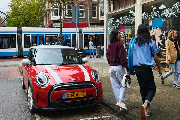 Ở phía đuôi xe được thiết kế vô cùng tinh gọn. Viền đen bao quanh cản sau tạo hình lục giác tương tự như thiết kế của lưới tản nhiệt. Trên các phiên bản One và Cooper, viền đen hình lục giác này cũng bao quanh ống xả giúp đuôi xe trong gọn gàng hơn đáng kể. Đèn hậu LED được thiết kế với đồ họa Union Jack mang đậm chất Anh.