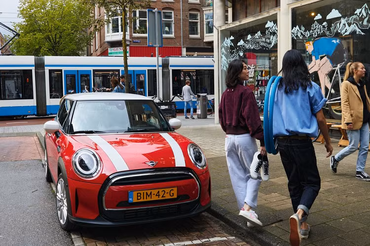 Ở phía đuôi xe được thiết kế vô cùng tinh gọn. Viền đen bao quanh cản sau tạo hình lục giác tương tự như thiết kế của lưới tản nhiệt. Trên các phiên bản One và Cooper, viền đen hình lục giác này cũng bao quanh ống xả giúp đuôi xe trong gọn gàng hơn đáng kể. Đèn hậu LED được thiết kế với đồ họa Union Jack mang đậm chất Anh.