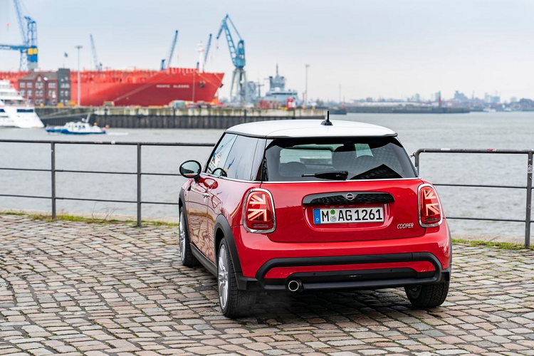 Màn hình cảm ứng trung tâm có đường kính 8,8 inch, tích hợp các nút chức năng có độ nhạy cao và bề mặt phủ màu đen Piano bóng bẩy. Ngoài ra, cụm điều khiển âm thanh cũng như các nút dành cho đèn cảnh báo nguy hiểm và hệ thống hỗ trợ người lái được tích hợp hài hòa hơn trên màn hình điều khiển trung tâm hình tròn này.