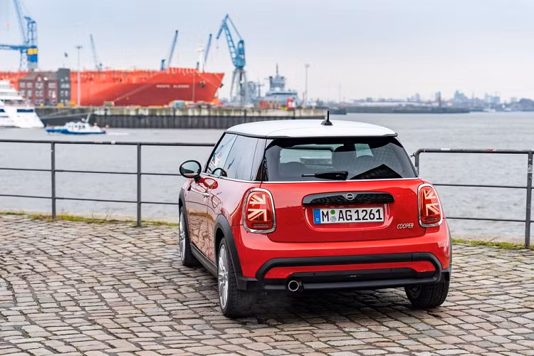 Màn hình cảm ứng trung tâm có đường kính 8,8 inch, tích hợp các nút chức năng có độ nhạy cao và bề mặt phủ màu đen Piano bóng bẩy. Ngoài ra, cụm điều khiển âm thanh cũng như các nút dành cho đèn cảnh báo nguy hiểm và hệ thống hỗ trợ người lái được tích hợp hài hòa hơn trên màn hình điều khiển trung tâm hình tròn này.