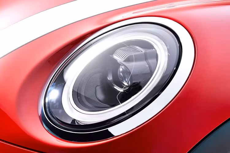 Bảng đồng hồ kỹ thuật số là trang bị đắt giá được đặt ở phía sau vô lăng. Bảng đồng hồ này có kích thước 5 inch và cho phép hiển thị tất cả các thông tin liên quan đến lái xe cũng như các thông báo về kiểm soát và hiển thị trạng thái của hệ thống hỗ trợ lái trên MINI.