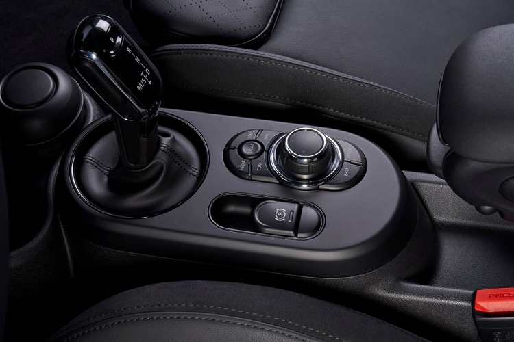 Một dải đèn viền hình tròn đảm nhận chức năng của đèn chiếu sáng ban ngày và đèn báo rẽ. Đồ họa ánh sáng LED ở đèn hậu lấy cảm hứng từ Quốc kỳ Anh Quốc được thiết kế để tạo nên hiệu ứng thị giác sâu hơn và sắc nét hơn. Tính năng hỗ trợ chiếu sáng khi thời tiết xấu cũng có thể được kích hoạt dễ dàng chỉ với một nút bấm.