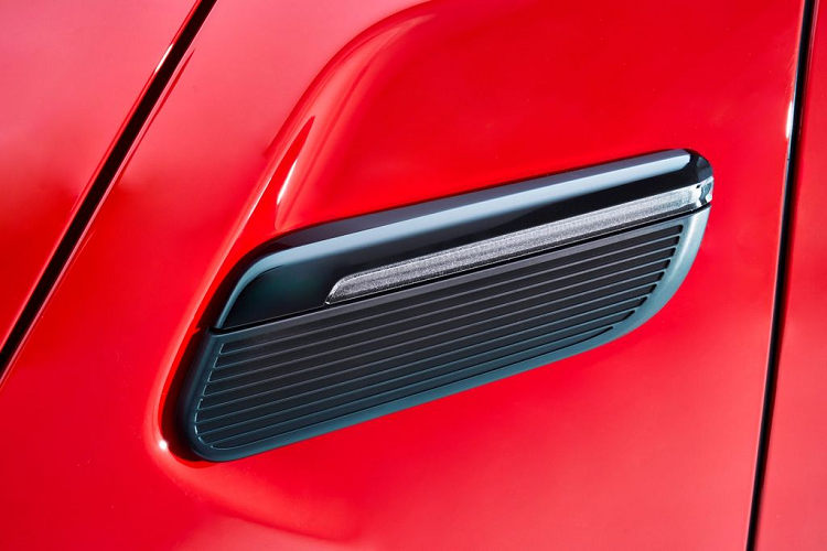 Thiết kế của phiên bản mui trần MINI Convertible gợi lên cảm giác thích thú khi cầm lái. Mui xe được thiết kế với chức năng chỉnh điện và đặc biệt vô cùng yên tĩnh khi đóng/mở. Mui mềm được làm bằng vải dệt có thể đóng hoặc mở trong vòng 18 giây. Hơn thế nữa, mui xe cũng có thể được kích hoạt khi xe đang chạy ở tốc độ lên đến 30 km/h.