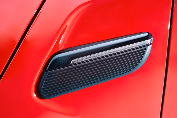 Thiết kế của phiên bản mui trần MINI Convertible gợi lên cảm giác thích thú khi cầm lái. Mui xe được thiết kế với chức năng chỉnh điện và đặc biệt vô cùng yên tĩnh khi đóng/mở. Mui mềm được làm bằng vải dệt có thể đóng hoặc mở trong vòng 18 giây. Hơn thế nữa, mui xe cũng có thể được kích hoạt khi xe đang chạy ở tốc độ lên đến 30 km/h.