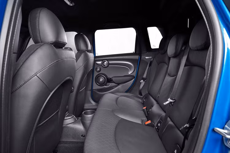 Khi tầm nhìn của người lái bị hạn chế, ví dụ như khi mưa to, chùm ánh sáng trên đèn sẽ được bổ sung thêm để gia tăng cường độ sáng và cho tầm chiếu xa hơn, đảm bảo an toàn khi di chuyển trong những ngày trời mưa.