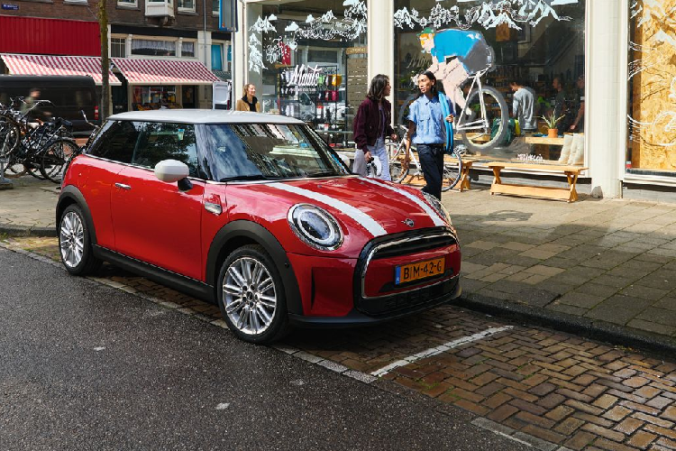 Khoang nội thất của MINI 3-Cửa, MINI 5-Cửa và MINI Convertible mới được thiết kế tinh tế và hiện đại hơn. Đường viền nội thất sở hữu màu sắc tương ứng với màu bọc ghế tạo nên tính nhất quán trong thiết kế nội thất của xe.Tấm ốp trên bảng điều khiển sẽ có màu đen piano hoặc màu bạc nhôm được bao phủ theo chiều ngang của khoang lái.