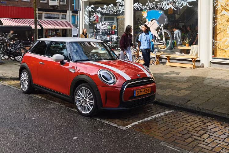 Khoang nội thất của MINI 3-Cửa, MINI 5-Cửa và MINI Convertible mới được thiết kế tinh tế và hiện đại hơn. Đường viền nội thất sở hữu màu sắc tương ứng với màu bọc ghế tạo nên tính nhất quán trong thiết kế nội thất của xe.Tấm ốp trên bảng điều khiển sẽ có màu đen piano hoặc màu bạc nhôm được bao phủ theo chiều ngang của khoang lái.