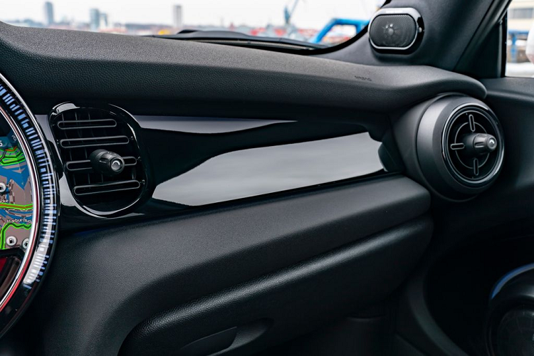 Đèn pha LED trên các phiên bản MINI mới đã được tinh chỉnh để mang đến khả năng chiếu sáng tốt hơn. Phần vỏ bên trong cụm đèn pha đặc trưng của MINI không còn mạ crôm nữa mà chuyển sang màu đen.