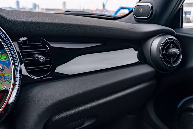 Đèn pha LED trên các phiên bản MINI mới đã được tinh chỉnh để mang đến khả năng chiếu sáng tốt hơn. Phần vỏ bên trong cụm đèn pha đặc trưng của MINI không còn mạ crôm nữa mà chuyển sang màu đen.