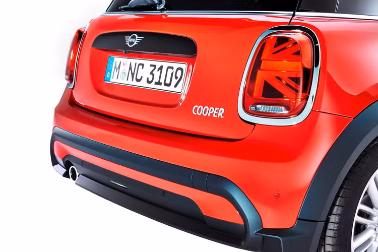 Ngoài ra, mui xe còn có khả năng trượt 40cm để tạo nên cửa sổ trời cho xe, chủ nhân có thể kích hoạt tính năng này ở bất kỳ tốc độ nào. Gói trang trí MINI Yours cũng xuất hiện để tô điểm thêm cho mui xe với họa tiết Union Jack màu Xám Titan được dệt trên mui. MINI 3-Cửa, MINI 5-Cửa và MINI Convertible mới được giới thiệu thêm ba màu sơn mới bao gồm màu Xám Rooftop, màu Xanh Island và đặc biệt nổi bật với màu Vàng Zesty trên MINI Convertible.