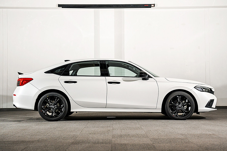 Một số nguồn tin cho biết, Honda Civic e:HEV 2022 mới sẽ sử dụng hệ truyền động hybrid bao gồm máy xăng 4 xi-lanh, DOHC, dung tích 2.0L mạnh mẽ hơn. Thay vì dùng hệ truyền động hybrid với máy xăng Atkinson Cycle 4 xi-lanh, dung tích 1.5L đang được sử dụng trên City và HR-V e: HEV.