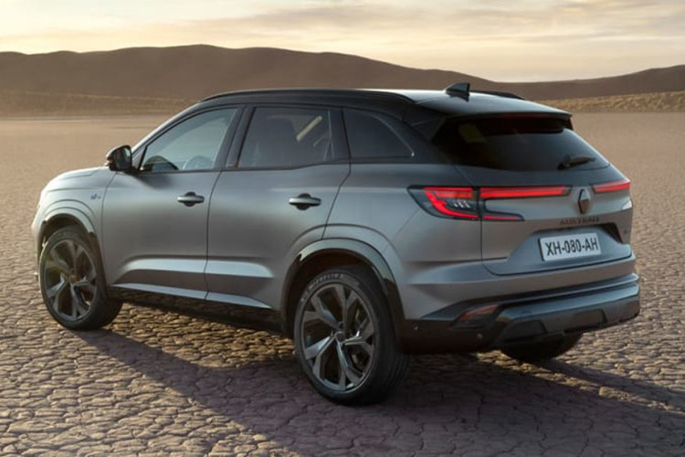 Chưa hết, Renault Austral 2022 còn dùng hệ thống treo dầm xoắn phía sau ở bản tiêu chuẩn. Trong khi đó, bản cao cấp hơn được trang bị hệ thống treo sau đa liên kết và hệ thống đánh lái cầu sau mang tên 4Control Advanced.