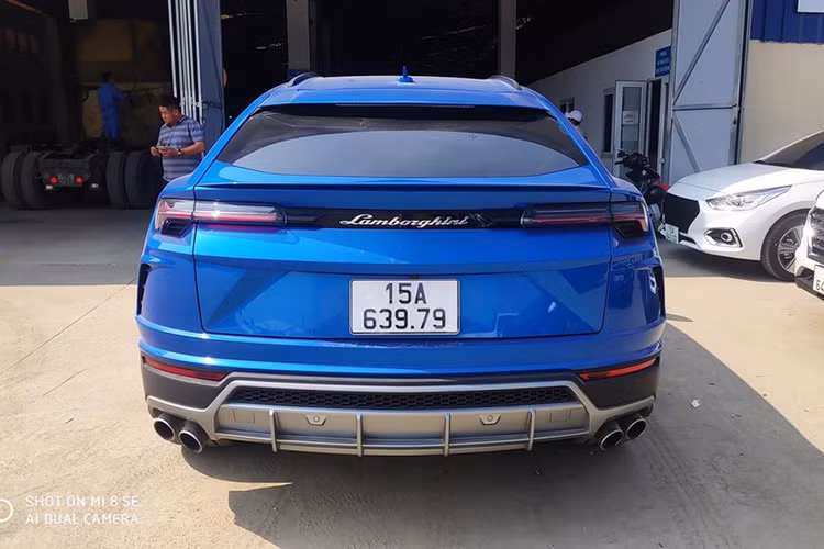 Trong năm 2019, đại gia Hải Phòng đã chi ra hơn 40 tỷ đồng để sở hữu 2 chiếc xe SUV đình đám nhất trên thế giới tại thời điểm đó là Brabus 800 Widestar và Lamborghini Urus. Trong khi siêu SUV chỉ mất 1 năm đã có biển số thì chiếc Brabus 800 Widestar phải đến tháng 3/2022 này mới được đại gia đất Cảng mang đi bấm biển.