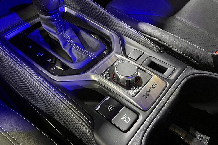 Những tính năng an toàn khác như hệ thống phanh khẩn cấp tự động, kiểm soát hành trình thích ứng, đánh lái khẩn cấp tự động, phát hiện xe phía sau, phanh tự động khi lùi và hỗ trợ đèn pha cũng có trên mẫu crossover hạng C này.