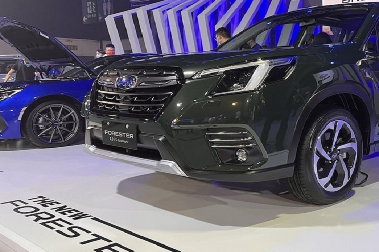 Nằm bên dưới nắp ca-pô của Subaru Forester 2022 là khối động cơ xăng 4 xi-lanh phẳng, hút khí tự nhiên, dung tích 2.0L, sản sinh công suất tối đa 156 mã lực và mô-men xoắn cực đại 196 Nm. Động cơ kết hợp với hộp số biến thiên vô cấp Lineartronic CVT và hệ dẫn động 4 bánh toàn thời gian đối xứng nổi tiếng của thương hiệu Subaru. Cuối cùng là hệ thống X-Mode nâng cấp, giúp xe vượt địa hình khó dễ dàng hơn. 