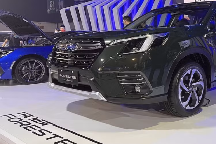 Nằm bên dưới nắp ca-pô của Subaru Forester 2022 là khối động cơ xăng 4 xi-lanh phẳng, hút khí tự nhiên, dung tích 2.0L, sản sinh công suất tối đa 156 mã lực và mô-men xoắn cực đại 196 Nm. Động cơ kết hợp với hộp số biến thiên vô cấp Lineartronic CVT và hệ dẫn động 4 bánh toàn thời gian đối xứng nổi tiếng của thương hiệu Subaru. Cuối cùng là hệ thống X-Mode nâng cấp, giúp xe vượt địa hình khó dễ dàng hơn. 