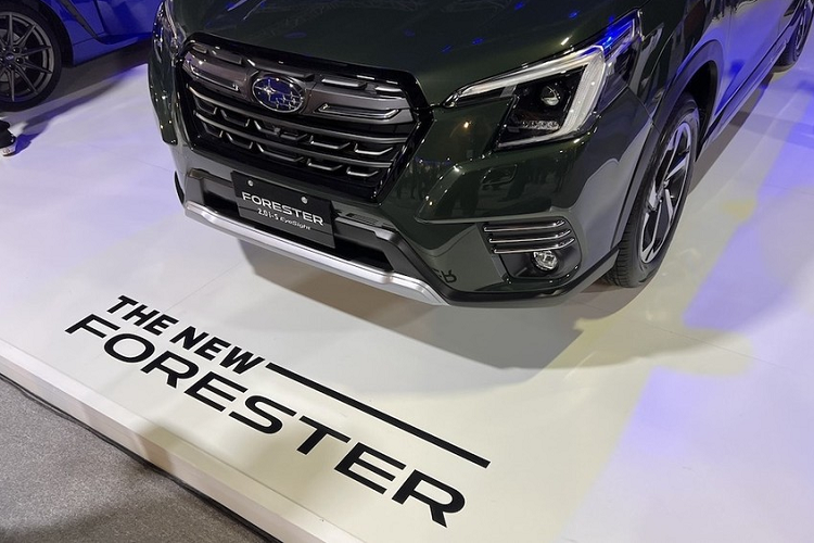 Bên sườn, Subaru Forester 2022 được bổ sung bộ vành hợp kim với đường kính 18 inch mới. Trong khi đó, đằng sau xe chỉ có một số chi tiết mới như tấm ốp gầm màu bạc và đèn phản quang lớn hơn.