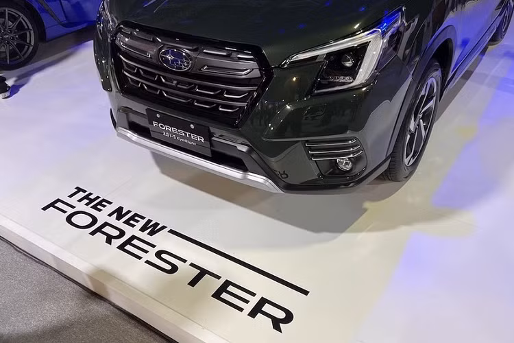 Bên sườn, Subaru Forester 2022 được bổ sung bộ vành hợp kim với đường kính 18 inch mới. Trong khi đó, đằng sau xe chỉ có một số chi tiết mới như tấm ốp gầm màu bạc và đèn phản quang lớn hơn.