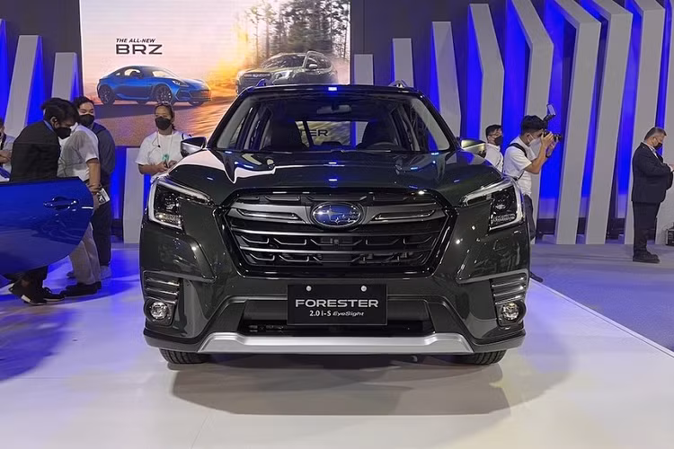 Tương tự xe đã ra mắt các thị trường khác trên thế giới như Mỹ, Trung Quốc và châu Âu, Subaru Forester 2022 tại Philippines cũng được bổ sung thiết kế đầu xe mới. Theo đó, xe sở hữu lưới tản nhiệt hình lục giác cỡ lớn hơn với những chi tiết mạ crôm màu tối mới.