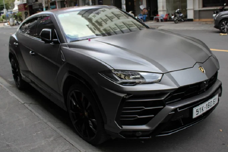 Urus là một mẫu siêu xe SUV thể thao đến từ gia đình Lamborghini và đã mang về tiếng vang cũng như thành công về doanh số cho hãng siêu xe Ý này. Chiếc siêu SUV Lamborghini Urus, có rất nhiều các thiết kế hình chữ Y như đèn hay những các phần khoảng dưới, mâm xe.