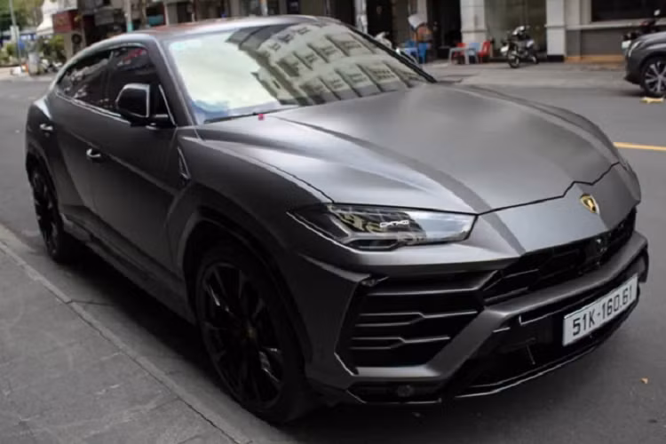 Urus là một mẫu siêu xe SUV thể thao đến từ gia đình Lamborghini và đã mang về tiếng vang cũng như thành công về doanh số cho hãng siêu xe Ý này. Chiếc siêu SUV Lamborghini Urus, có rất nhiều các thiết kế hình chữ Y như đèn hay những các phần khoảng dưới, mâm xe.