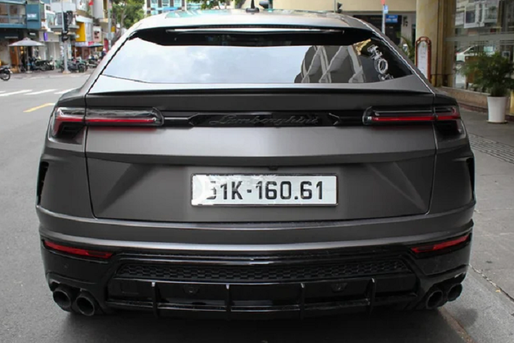 Động cơ được sử dụng trên siêu xe SUV Lamborghini Urus là loại động cơ xăng tăng áp V8 4.0 lít Twin-Turbo sản sinh công suất cực đại 650 mã lực tại 6000 vòng/phút và mô men xoắn 850Nm tại dải vòng tua 2.250-4.500 vòng/ phút. Việt Nam, hiện giá xe Lamborghini Urus chính hãng khoảng hơn 15-22 tỷ đồng.