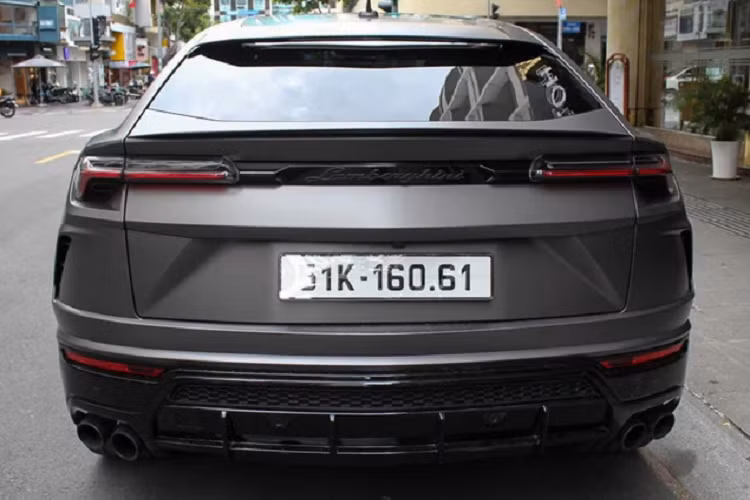 Động cơ được sử dụng trên siêu xe SUV Lamborghini Urus là loại động cơ xăng tăng áp V8 4.0 lít Twin-Turbo sản sinh công suất cực đại 650 mã lực tại 6000 vòng/phút và mô men xoắn 850Nm tại dải vòng tua 2.250-4.500 vòng/ phút. Việt Nam, hiện giá xe Lamborghini Urus chính hãng khoảng hơn 15-22 tỷ đồng.