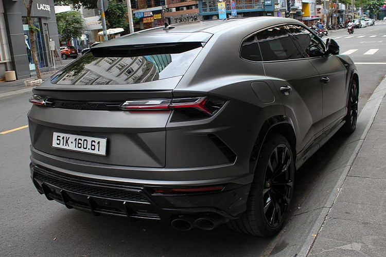 Bên trong nội thất của siêu SUV Lamborghini Urus được thiết kế với phong cách thể thao và sang trọng. Ghế ngồi được bọc da cao cấp tùy chọn Alcantara. Hàng ghế sau chỉ dành cho 2 người ngồi.